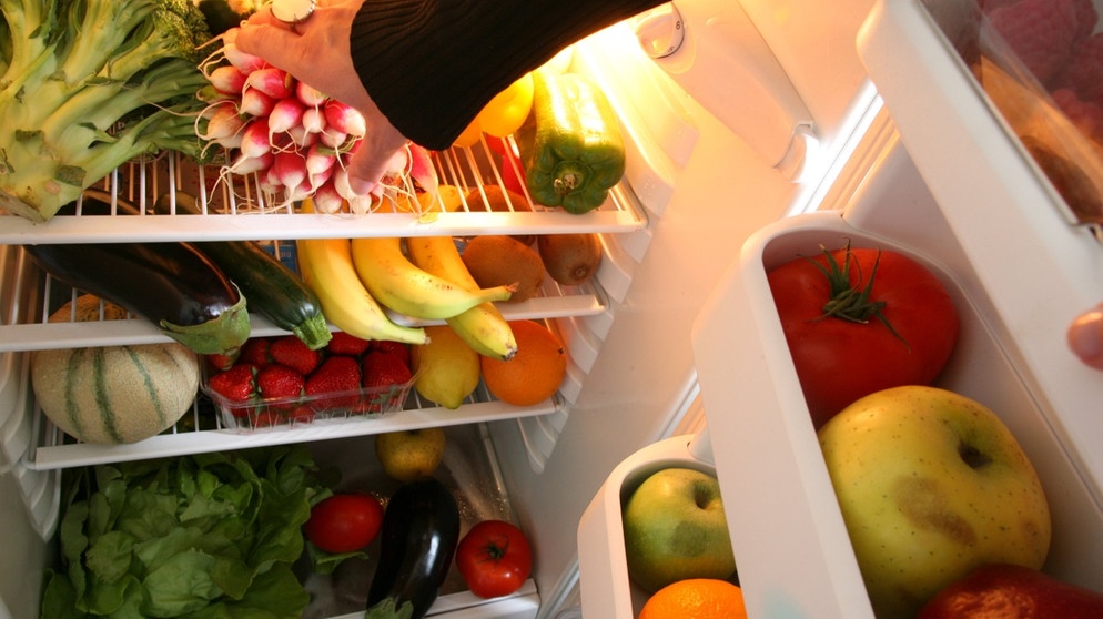 geöffneter Kühlschrank mit Gemüse und Obst | Bild: colourbox.com