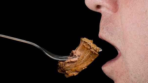Detailaufnahme: Ein Mann führt auf einer Gabel ein Stück Roastbeef zu seinem Mund. | Bild: colourbox.com