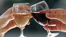 Weißwein und Rotwein im Glas | Bild: colourbox.com