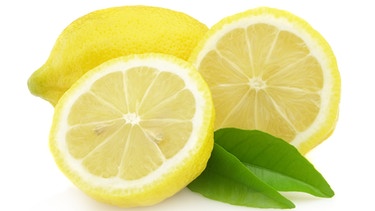 Heißer Zitronensaft gilt seit jeher als Hausmittel gegen Erkältungen. Doch hilft das wirklich? | Bild: colourbox.com
