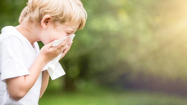 Ein Kind mit einer Pollenallergie. | Bild: picture alliance / Zoonar | Robert Kneschke