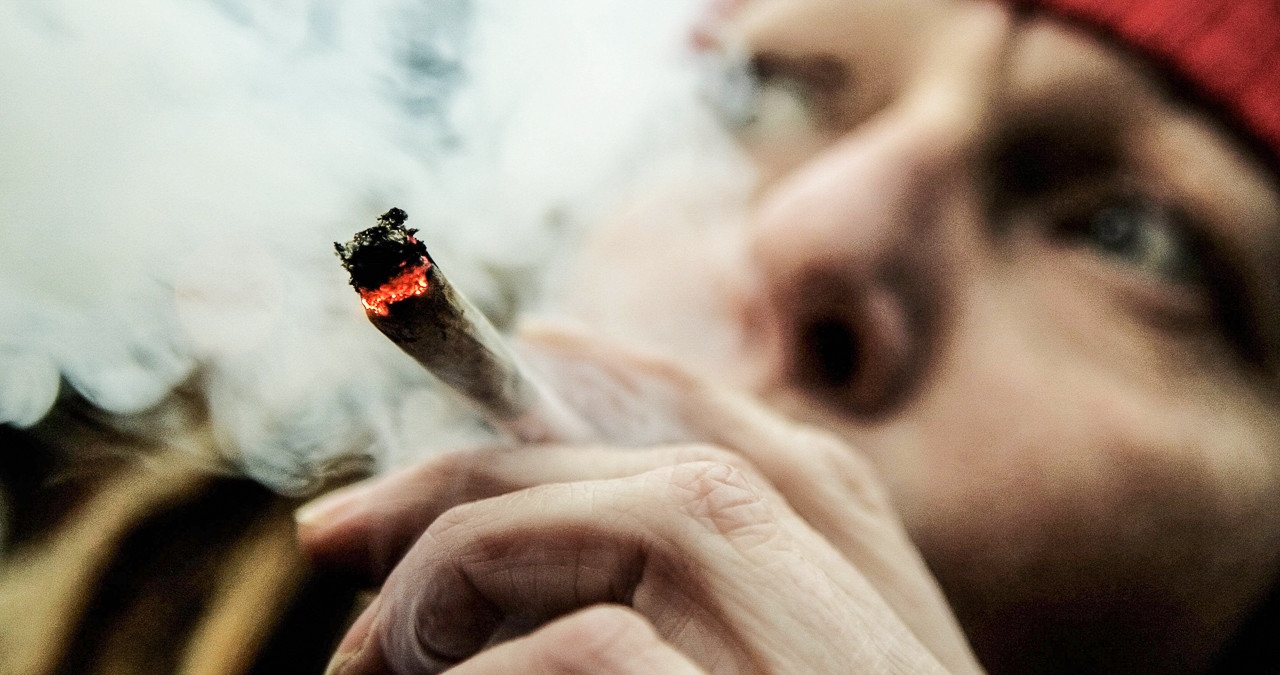 Eine Frau raucht einen Joint. Cannabis-Konsum ist in Deutschland und europaweit in den vergangenen Jahren angestiegen. | Bild: picture-alliance/dpa