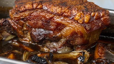 Schweinebraten: Fleisch, Wurst, Käse und Co erhöhen die Blutfettwerte | Bild: picture alliance/Bernd Juergens