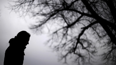 Zu erkennen ist die Silhouette einer Frau neben einem Baum. Statt fit und leistungsfähig seid ihr nur erschöpft und ausgepowert? Wir geben Tipps für mehr Energie - und sagen, worauf ihr achten solltet, um eine Depression zu erkennen. | Bild: picture alliance /dpa | Julian Stratenschulte