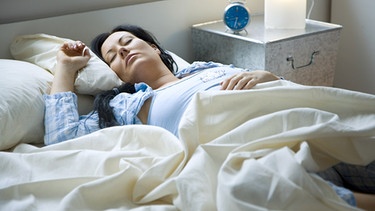 Schlafende Frau im Bett (Symbolbild) | Bild: picture-alliance/dpa