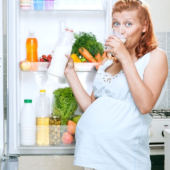 Schwangere Frau vor dem Kühlschrank | Bild: colourbox.com