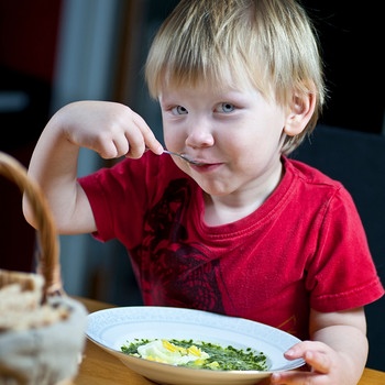 Junge isst Spinat | Bild: colourbox.com