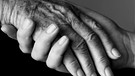 Handschütteln einer älteren und einer jüngeren Hand | Bild: picture alliance/chromorange