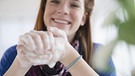 Nicht immer gut für die Haut: Händewaschen mit Seife | Bild: picture alliance / Bildagentur-online-agentur