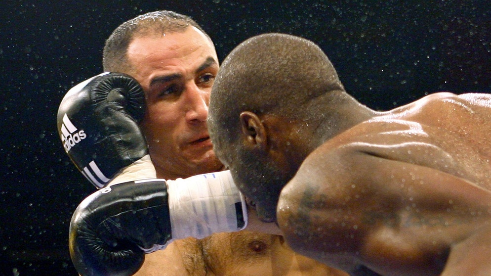Boxen: Schweißtropfen im Kampf von Mittelgewichtsboxer Arthur Abraham (l) gegen Lajuan Simon (2009) | Bild: picture-alliance/dpa