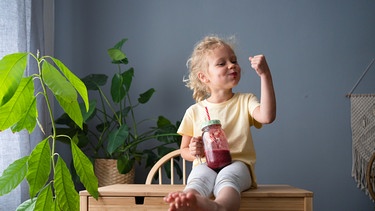 Ein Mädchen trinkt gesunden Frucht-Smoothie und lässt zu Hause die Muskeln spielen. Das Immunsystem ist ein Schutzschild, das den Körper vor Krankheitserregern schützt. Ausreichend Schlaf und eine vitaminreiche Ernährung helfen die Körperabwehr zu stärken.
| Bild: picture alliance / Westend61 | Svetlana Karner