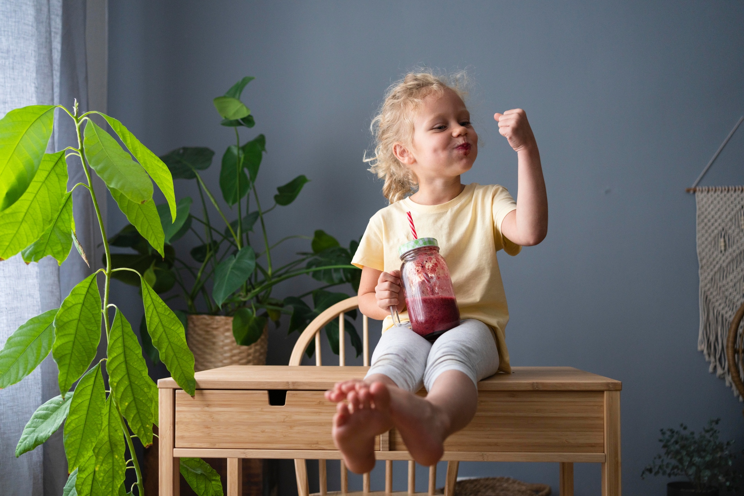 Ein Mädchen trinkt gesunden Frucht-Smoothie und lässt zu Hause die Muskeln spielen. Das Immunsystem ist ein Schutzschild, das den Körper vor Krankheitserregern schützt. Ausreichend Schlaf und eine vitaminreiche Ernährung helfen die Körperabwehr zu stärken.
| Bild: picture alliance / Westend61 | Svetlana Karner