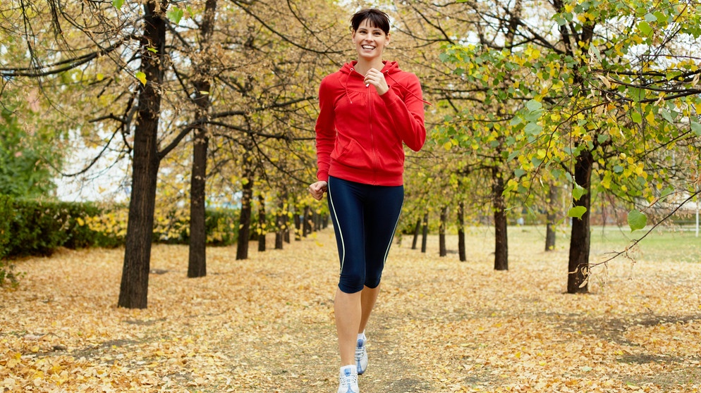 Eine Frau joggt im Park. Das Immunsystem ist ein Schutzschild, das den Körper vor Krankheitserregern schützt. Ausreichend Schlaf und eine vitaminreiche Ernährung helfen die Körperabwehr zu stärken.  | Bild: Colourbox