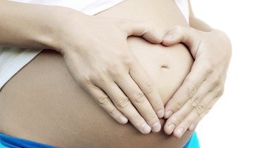 Bauch von Schwangerer, Hände formen Herz darüber. Für Schwangere ist ein Impfschutz gegen Röteln wichtig. | Bild: colourbox.com