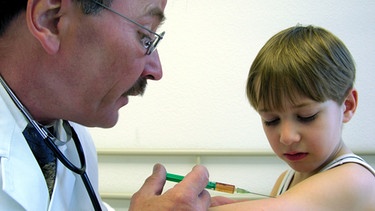 Impfung eines Jungen durch einen Kinderarzt mittels Spritze in den Oberarm | Bild: picture-alliance/dpa