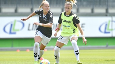 Die Freiburgerin Janina Minge (links) gab 2020 ihr Debüt in der deutschen Frauenfußball-Nationalmannschaft.   | Bild: dpa-Bildfunk/Hauke-Christian Dittrich