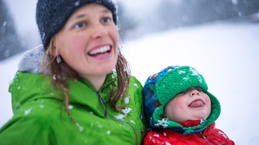 Mutter lacht mit Kind. Lachen macht glücklich und gesund. | Bild: picture alliance / All Canada Photos | Steve Ogle