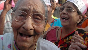 Lachende Menschen am Weltlachtag im Mai 2008 im indischen Bhopal. Lachen macht gesund und glücklich. Beim Lachen vollbringt unser Körper Höchstleistungen. Selbst Grinsen löst Glücksgefühle aus. Wir erklären, was dabei im Körper passiert. | Bild: picture-alliance/dpa