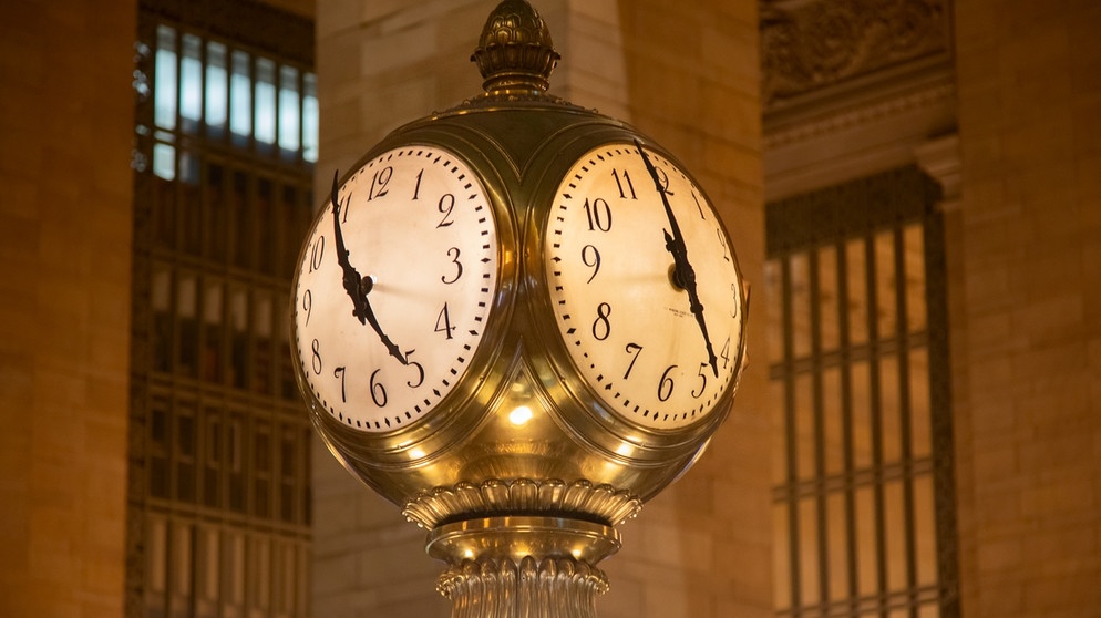 Zu sehen ist die Uhr der Grand Central Station in New York in Nahaufnahme. Können wir Menschen bald schon viel länger und gesünder leben? Wir erklären euch aussichtsreiche wissenschaftlichen Entdeckungen der Alternsforschung für ein gesundes Altern und ein längeres Leben. | Bild: colourbox.com