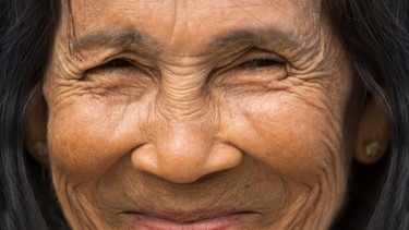 Eine ältere Frau grinst in die Kamera. Können wir Menschen bald schon viel länger gesund leben? Wir erklären euch aussichtsreiche wissenschaftlichen Entdeckungen der Alternsforschung für ein gesundes Altern und ein längeres Leben. | Bild: colourbox.com