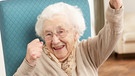 Eine fröhliche Seniorin. Können wir Menschen bald schon viel länger und gesünder leben? Wir erklären euch aussichtsreiche wissenschaftlichen Entdeckungen der Alternsforschung für ein gesundes Altern und ein längeres Leben. | Bild: colourbox.com