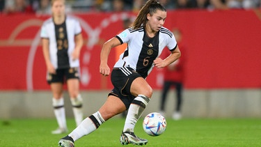 Nationalspielerin  Lena Oberdorf 2022 beim Länderspiel Deutschland - Frankreich.    | Bild: dpa-Bildfunk/Robert Michael