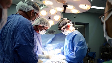 Chirurgen während einer Operation | Bild: picture-alliance/dpa/Madailein Abbott