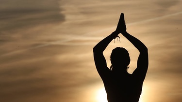 Frau macht Yoga Meditation | Bild: picture-alliance/dpa/robertharding