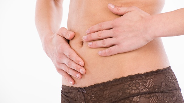 Frau fasst sich an den Bauch | Bild: picture alliance / Bildagentur-online/Beg