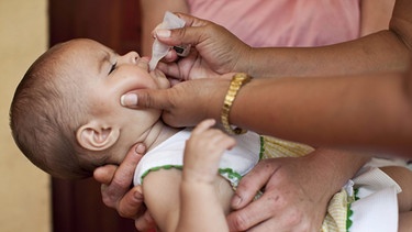 Kleinkind wird gegen Rotaviren geimpft. | Bild: picture-alliance/dpa
