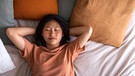 Eine Frau schläft. Rückenschmerzen können auch durch eine falsche Matratze ausgelöst werden. Wir geben Tipps für einen rückenschonenden Schlaf. | Bild: colourbox.com