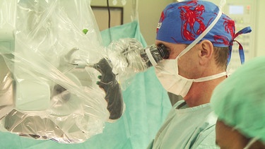 Rückenspezialist Professor Dr. med. Bernhard Meyer benutzt bei der Bandscheiben-Operation ein Mikroskop. - Bandscheibenvorfall und Rückenschmerzen | Bild: BR