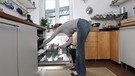 Keine Rückenschmerzen beim Ausräumen der Geschirrspülmaschine: So (wie im Bild) funktioniert's nicht ... | Bild: BR