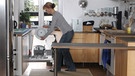 Keine Rückenschmerzen beim Ausräumen der Geschirrspülmaschine: So (wie im Bild) funktioniert's  ... | Bild: BR