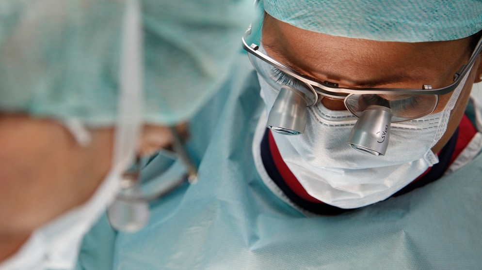 Ein Chirurg bei der OP. Eine Operation ist nicht die einzige mögliche Behandlung bei einem Bandscheibenvorfall.  | Bild: Klinikum rechts der Isar/Michael Stobrawe