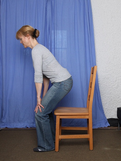 Gegen Rückenschmerzen hilft richtiges Sitzen - wie hier im Bild demonstriert. Die richtige Körperhaltung im Alltag, ob beim Zähneputzen, Gemüseschneiden oder Tragen, leistet einen wesentlichen Beitrag zu Ihrer Rückengesundheit. Mit den richtigen Tipps und Übungen beugen Sie Rückenschmerzen vor. | Bild: BR