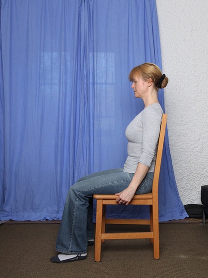 Gegen Rückenschmerzen hilft richtiges Sitzen - wie hier im Bild demonstriert. Die richtige Körperhaltung im Alltag, ob beim Zähneputzen, Gemüseschneiden oder Tragen, leistet einen wesentlichen Beitrag zu Ihrer Rückengesundheit. Mit den richtigen Tipps und Übungen beugen Sie Rückenschmerzen vor. | Bild: BR