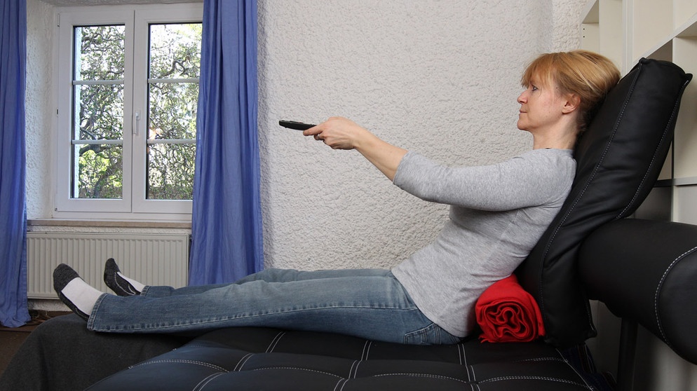 Gegen Rückenschmerzen hilft richtiges Sitzen - wie hier im Bild demonstriert. Die richtige Körperhaltung im Alltag, ob beim Zähneputzen, Gemüseschneiden oder Tragen, leistet einen wesentlichen Beitrag zu Ihrer Rückengesundheit. Mit den richtigen Tipps und Übungen beugen Sie Rückenschmerzen vor. | Bild: BR / Markus Konvalin