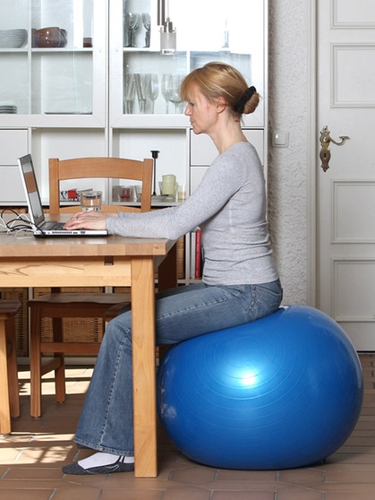Richtig sitzen für einen gesunden Rücken: So wie im Bild (mit Pezzi Ball) funktioniert' s  - zumindest solange es gut tut .... Langes Sitzen kann schnell zu Rückenproblemen und Schmerzen führen. Doch es gibt einige Möglichkeiten, es dem Rücken angenehmer zu machen. | Bild: BR