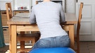 Richtig sitzen für einen gesunden Rücken: So wie im Bild (mit Pezzi-Ball) funktioniert' s ... | Bild: BR