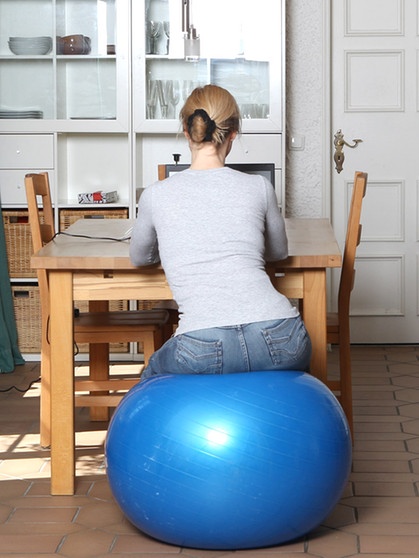 Richtig sitzen für einen gesunden Rücken: So wie im Bild (mit Pezzi-Ball) funktioniert' s ... Langes Sitzen kann schnell zu Rückenproblemen und Schmerzen führen. Doch es gibt einige Möglichkeiten, es dem Rücken angenehmer zu machen. | Bild: BR