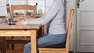 Richtig sitzen für einen gesunden Rücken: So wie im Bild (mit Sitzkissen) funktioniert' s ... | Bild: BR