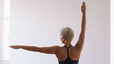 Eine Frau macht Rückenübungen und stärkt ihren Rücken. So haben Rückenschmerzen, Bandscheibenvorfall, Ischias und Hexenschuss keine Chance. | Bild: BR/Johanna Schlüter