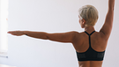 Eine Frau macht Rückenübungen und stärkt ihren Rücken. So haben Rückenschmerzen, Bandscheibenvorfall, Ischias und Hexenschuss keine Chance. | Bild: BR/Johanna Schlüter