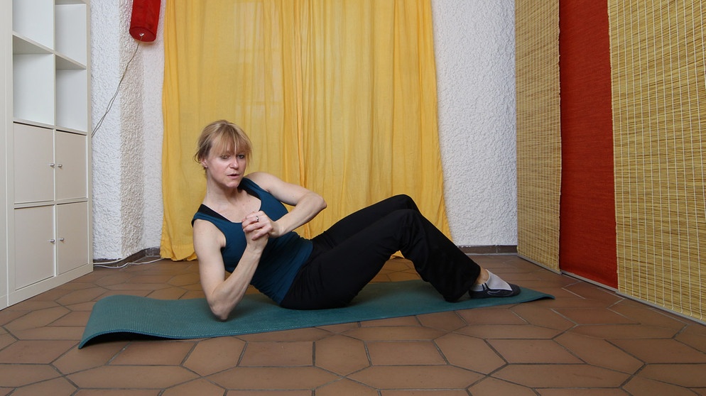 Gesunder Rücken dank starker Bauchmuskeln: Die Frau im Bild zeigt in unserer kleinen Rückenschule, was den Rücken stark machen kann ... | Bild: BR
