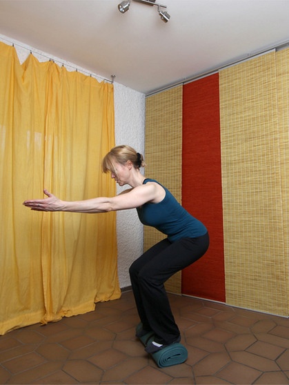 Gesunder Rücken dank starker Muskeln: Die Frau im Bild zeigt in unserer kleinen Rückenschule, welche Übung die Rückenmuskulatur kräftigt | Bild: BR