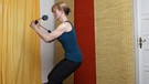 Gesunder Rücken dank Flexi-Bar und starker Muskeln: Die Frau im Bild zeigt in unserer kleinen Rückenschule, welche Übung die Rückenmuskeln kräftigt und die Wirbelsäule stabilisiert | Bild: BR