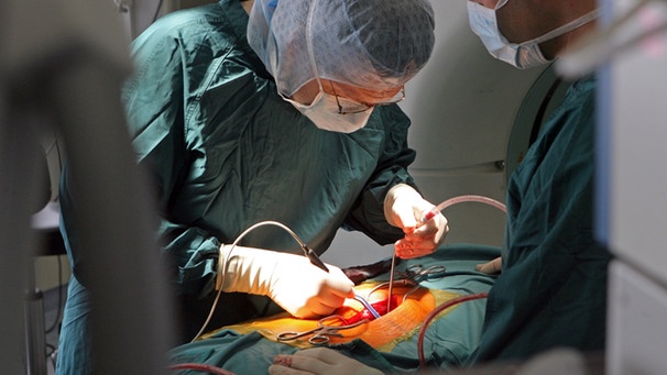 Ärzte-Team während einer Rückenoperation | Bild: picture-alliance/dpa