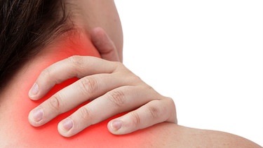 Wenn Rückenschmerzen im Nackenbereich auftreten, kann es sich um ein sogenanntes Schulter-Arm-Syndrom handeln. Im Bild:  Frau fasst sich mit Hand an den Nacken - der Nacken leuchtet rot. | Bild: colourbox.com