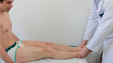 Rückenschmerzen: Ist es ein Bandscheibenvorfall, Hexenschuss oder doch der Ischias? Die Diagnose bei Rückenschmerzen ist selten offensichtlich. Hier im Bild wird ein Mann von einem Arzt wegen seiner Rückenschmerzen orthopädisch untersucht. | Bild: Klinikum rechts der Isar